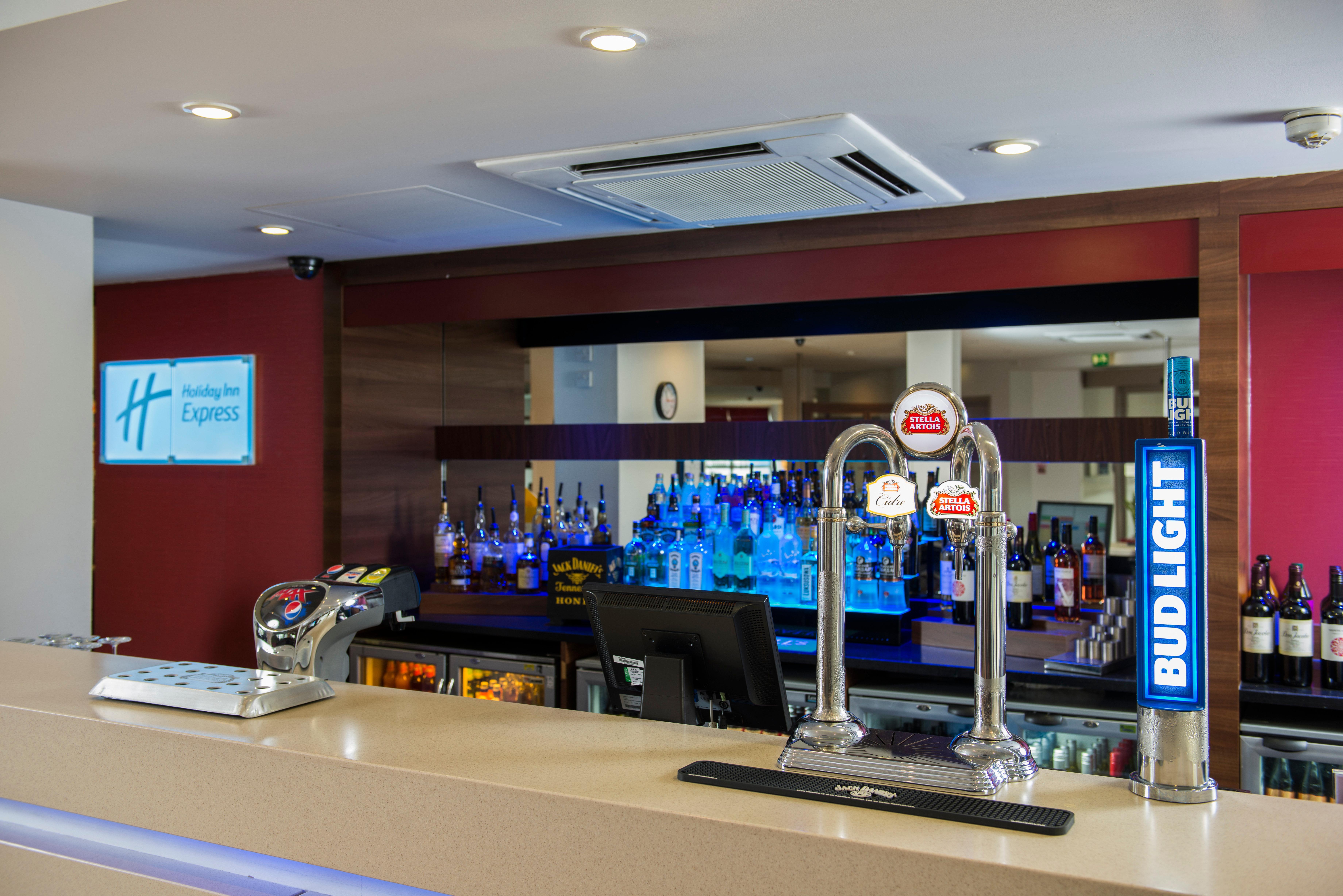 Holiday Inn Express Birmingham Oldbury By Ihg Bagian luar foto