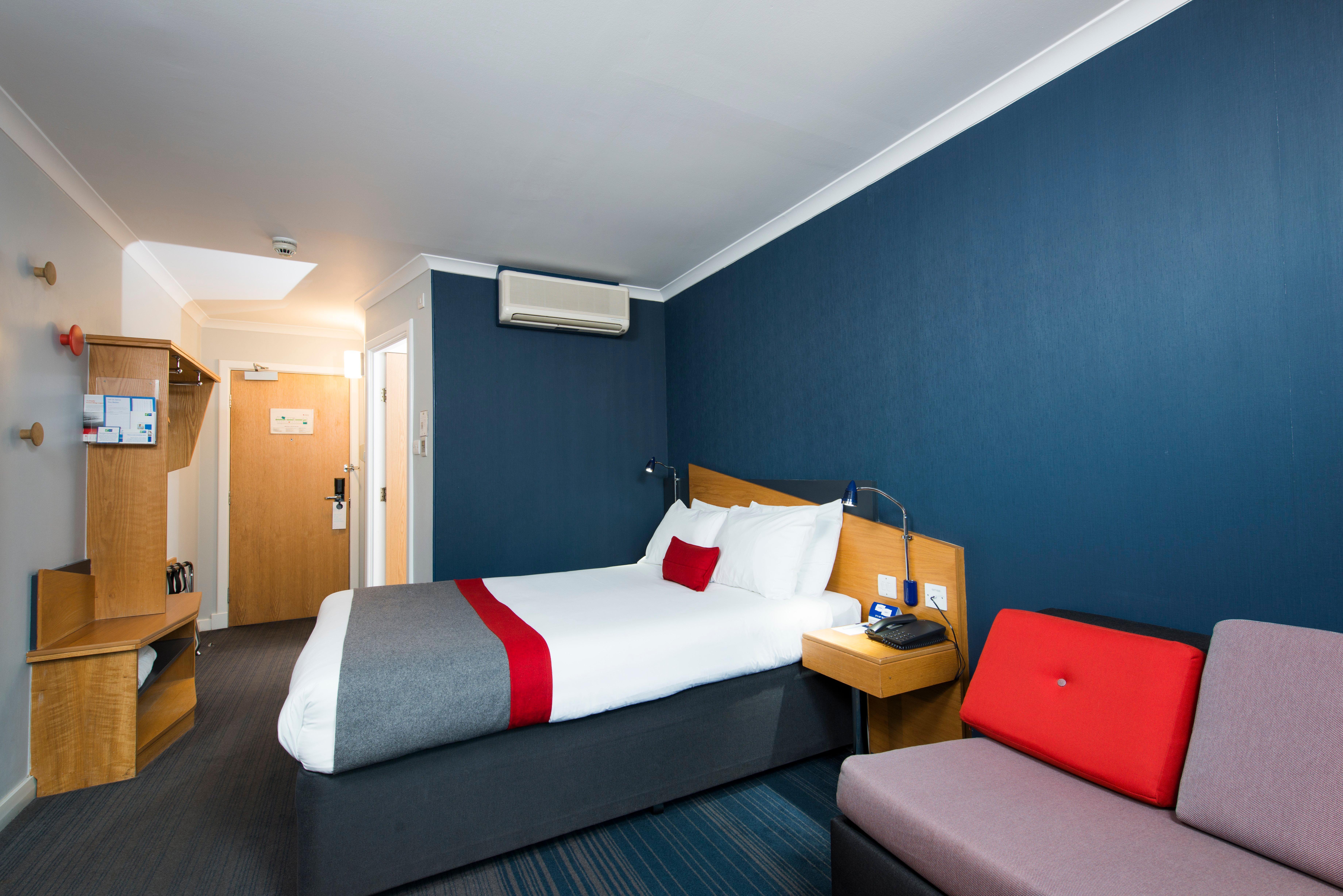 Holiday Inn Express Birmingham Oldbury By Ihg Bagian luar foto