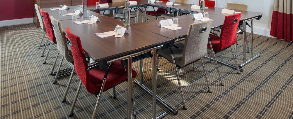 Holiday Inn Express Birmingham Oldbury By Ihg Bagian luar foto