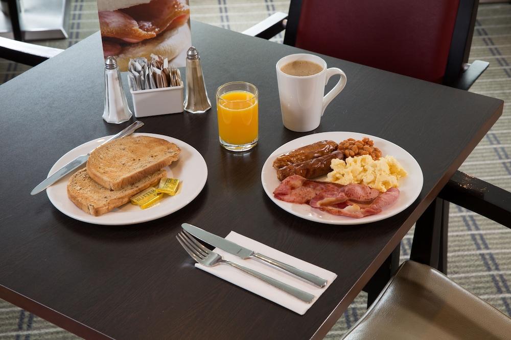 Holiday Inn Express Birmingham Oldbury By Ihg Bagian luar foto