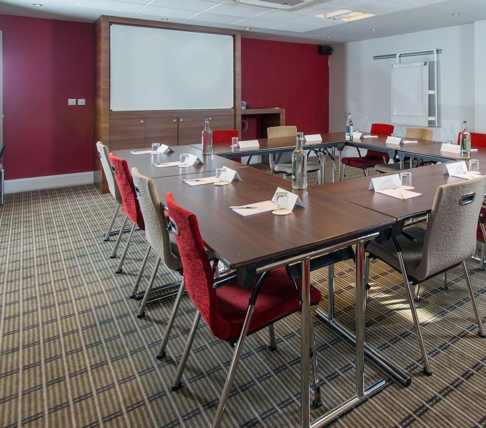 Holiday Inn Express Birmingham Oldbury By Ihg Bagian luar foto