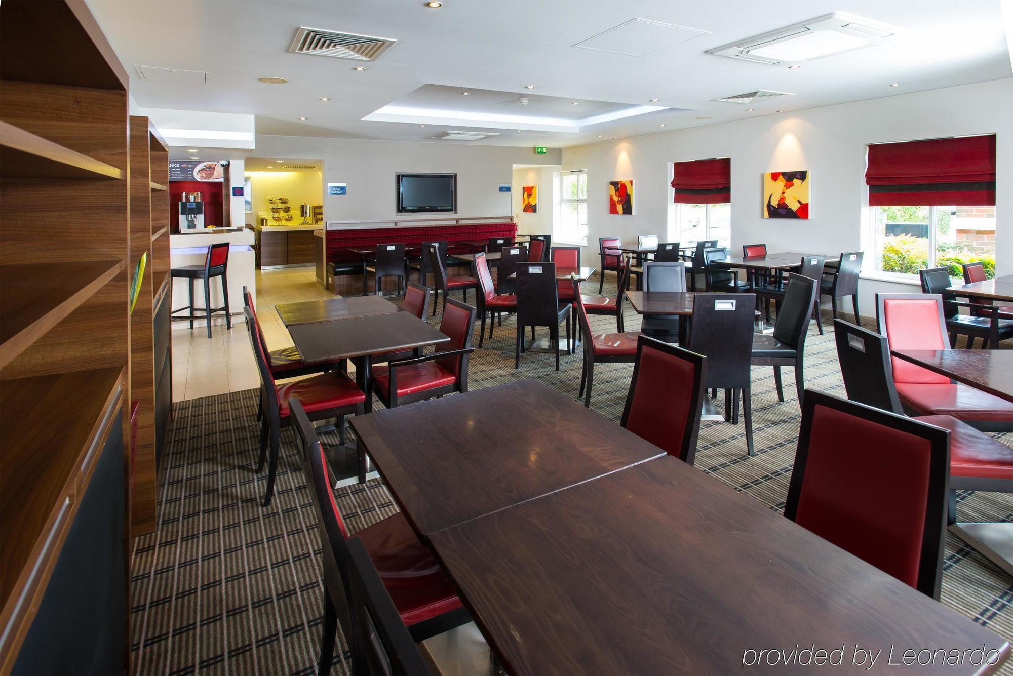 Holiday Inn Express Birmingham Oldbury By Ihg Bagian luar foto
