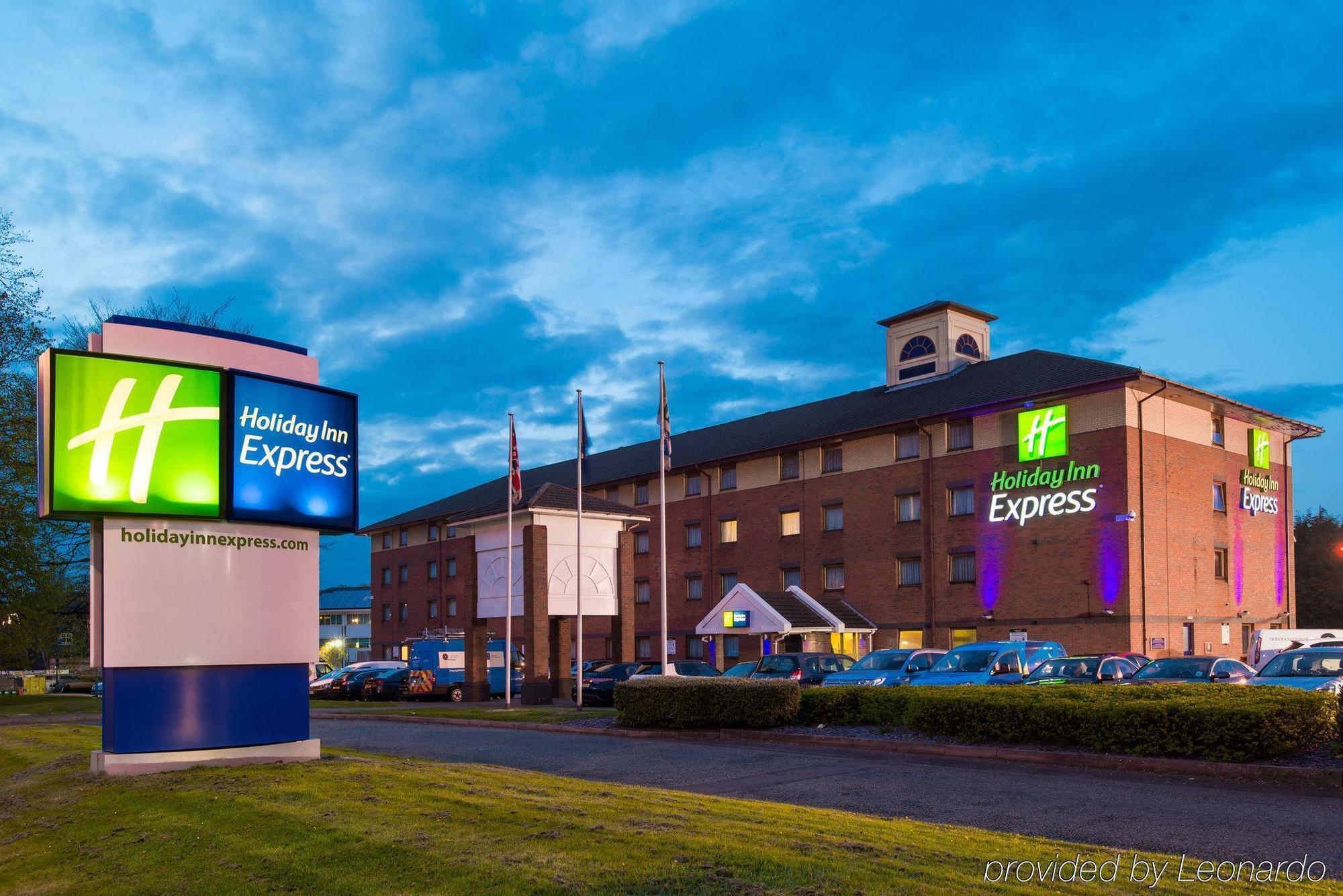 Holiday Inn Express Birmingham Oldbury By Ihg Bagian luar foto