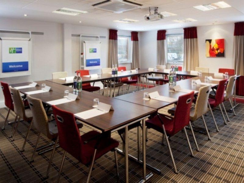 Holiday Inn Express Birmingham Oldbury By Ihg Bagian luar foto