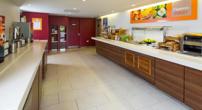 Holiday Inn Express Birmingham Oldbury By Ihg Bagian luar foto