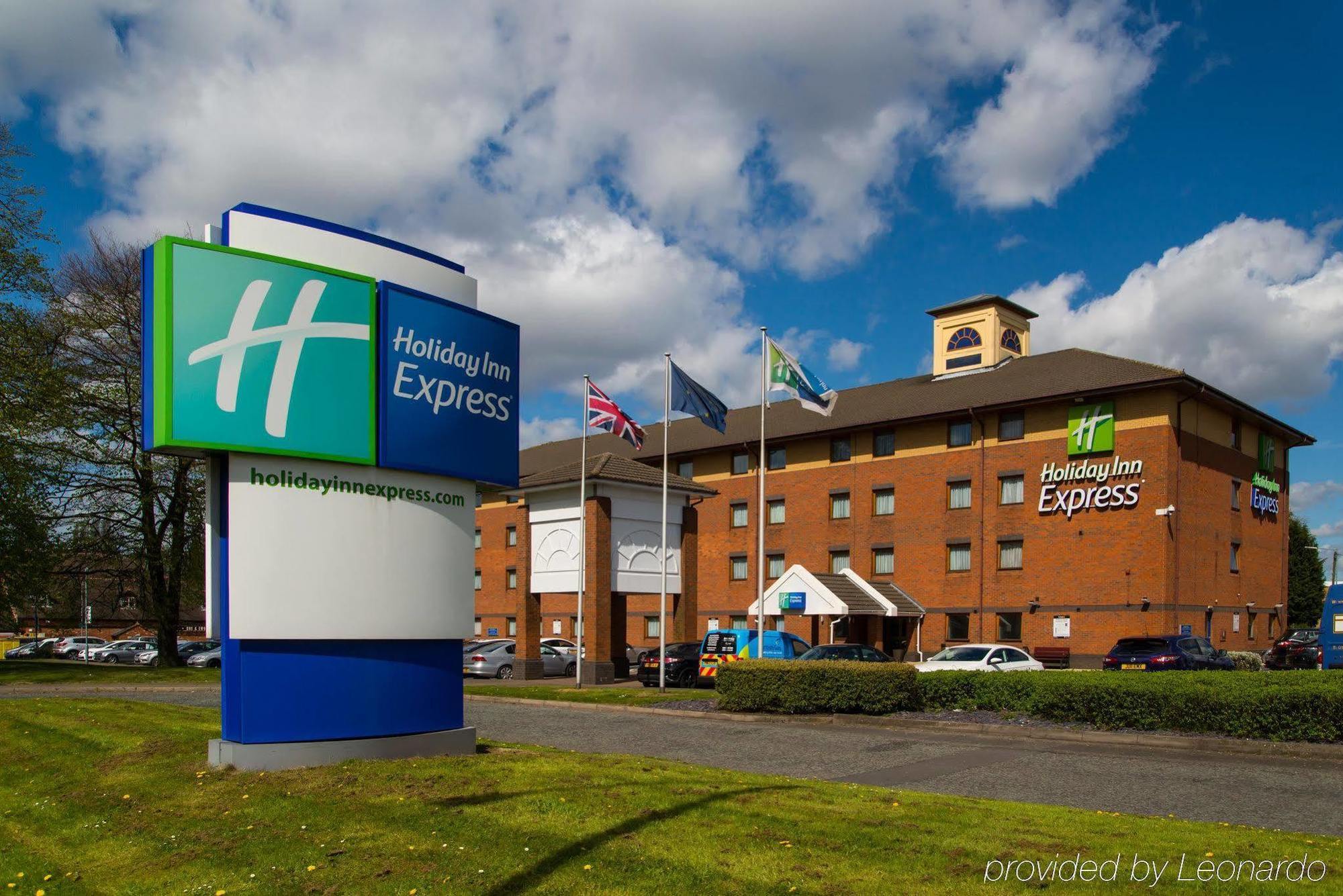 Holiday Inn Express Birmingham Oldbury By Ihg Bagian luar foto