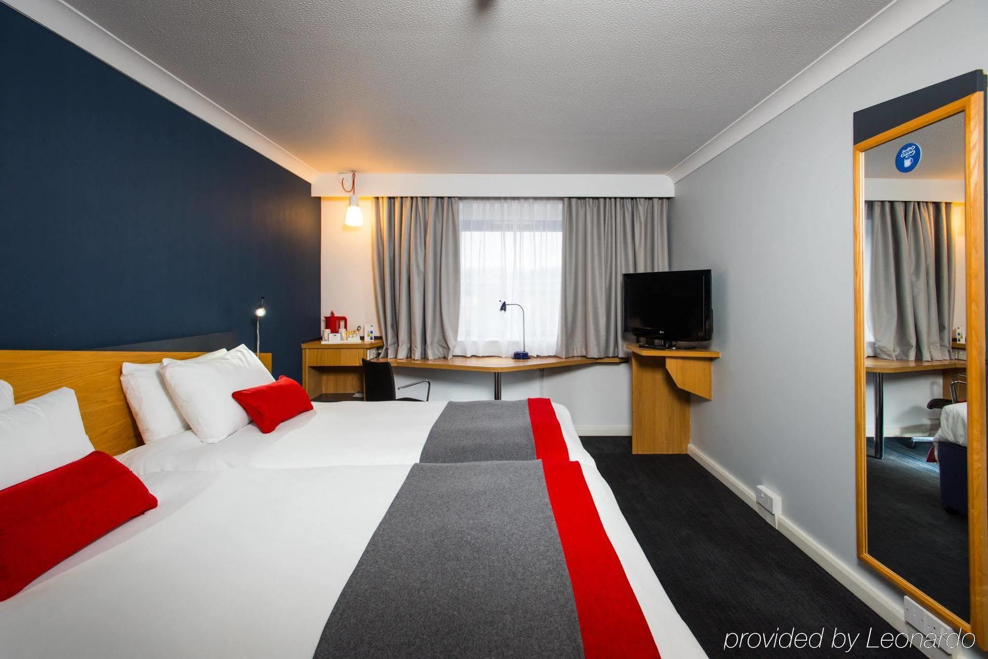 Holiday Inn Express Birmingham Oldbury By Ihg Bagian luar foto