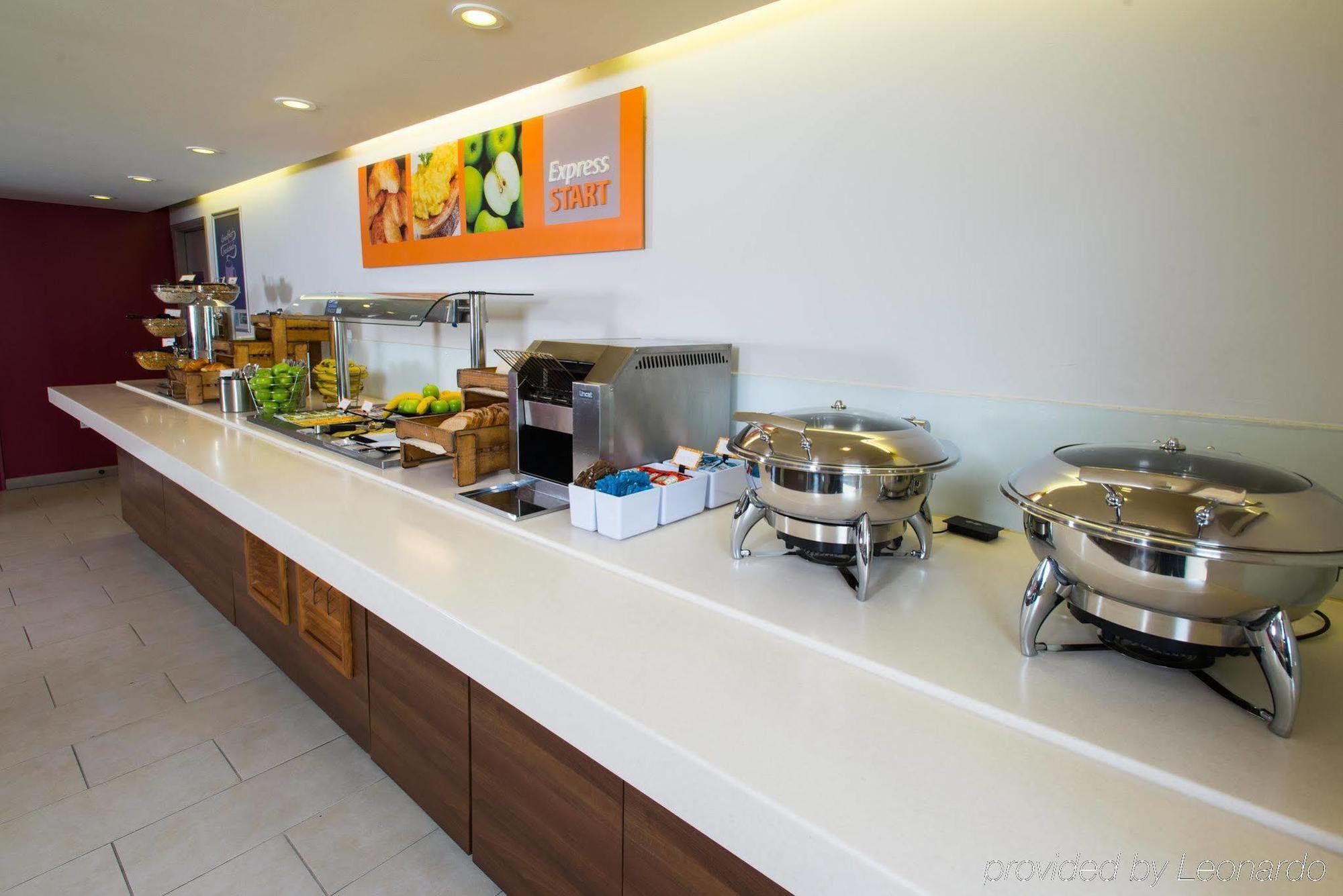 Holiday Inn Express Birmingham Oldbury By Ihg Bagian luar foto
