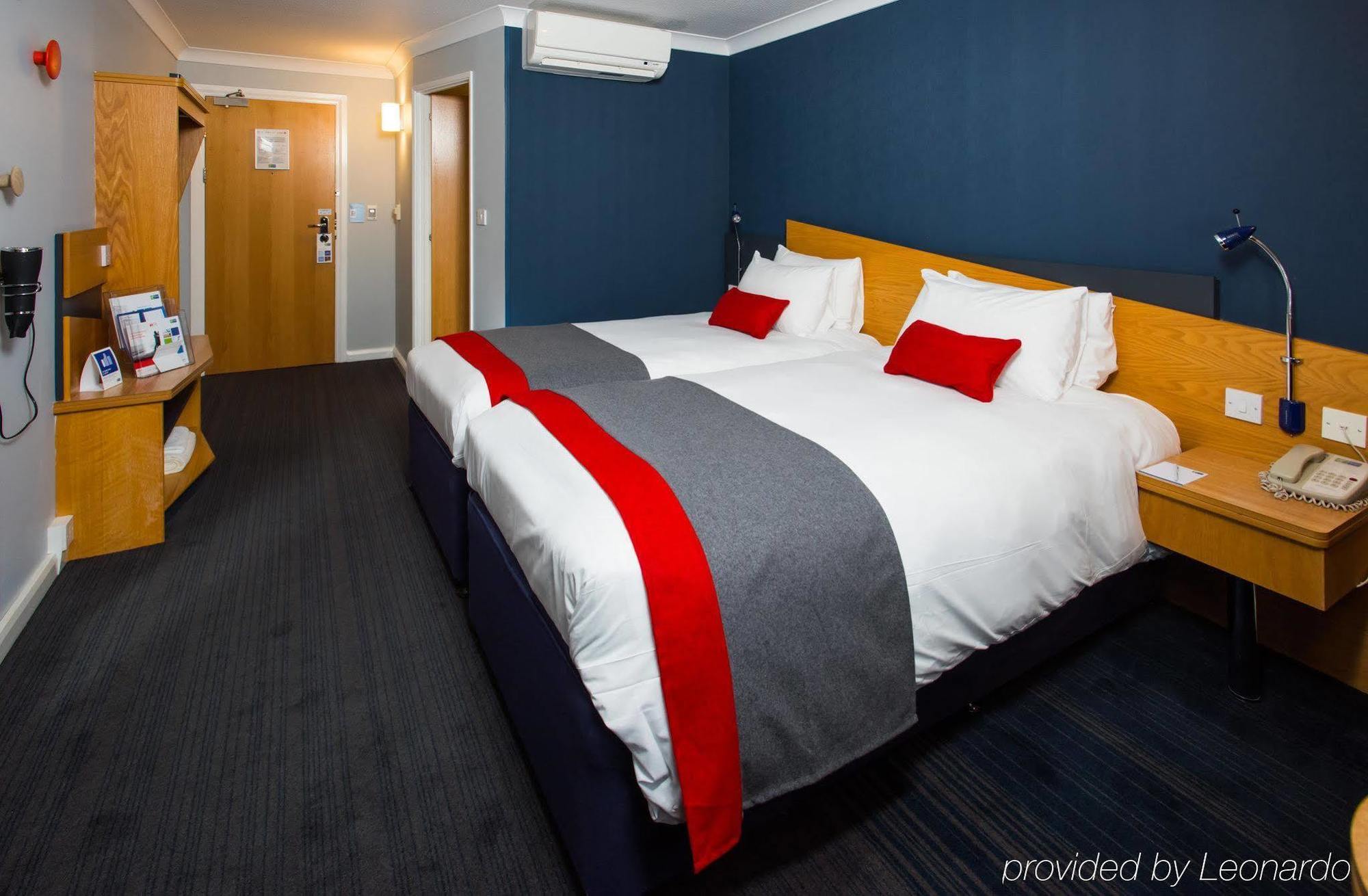Holiday Inn Express Birmingham Oldbury By Ihg Bagian luar foto