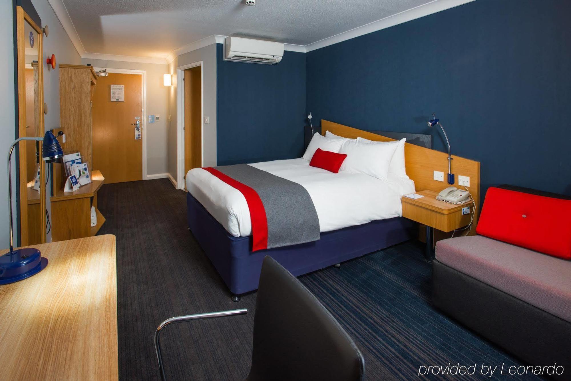 Holiday Inn Express Birmingham Oldbury By Ihg Bagian luar foto