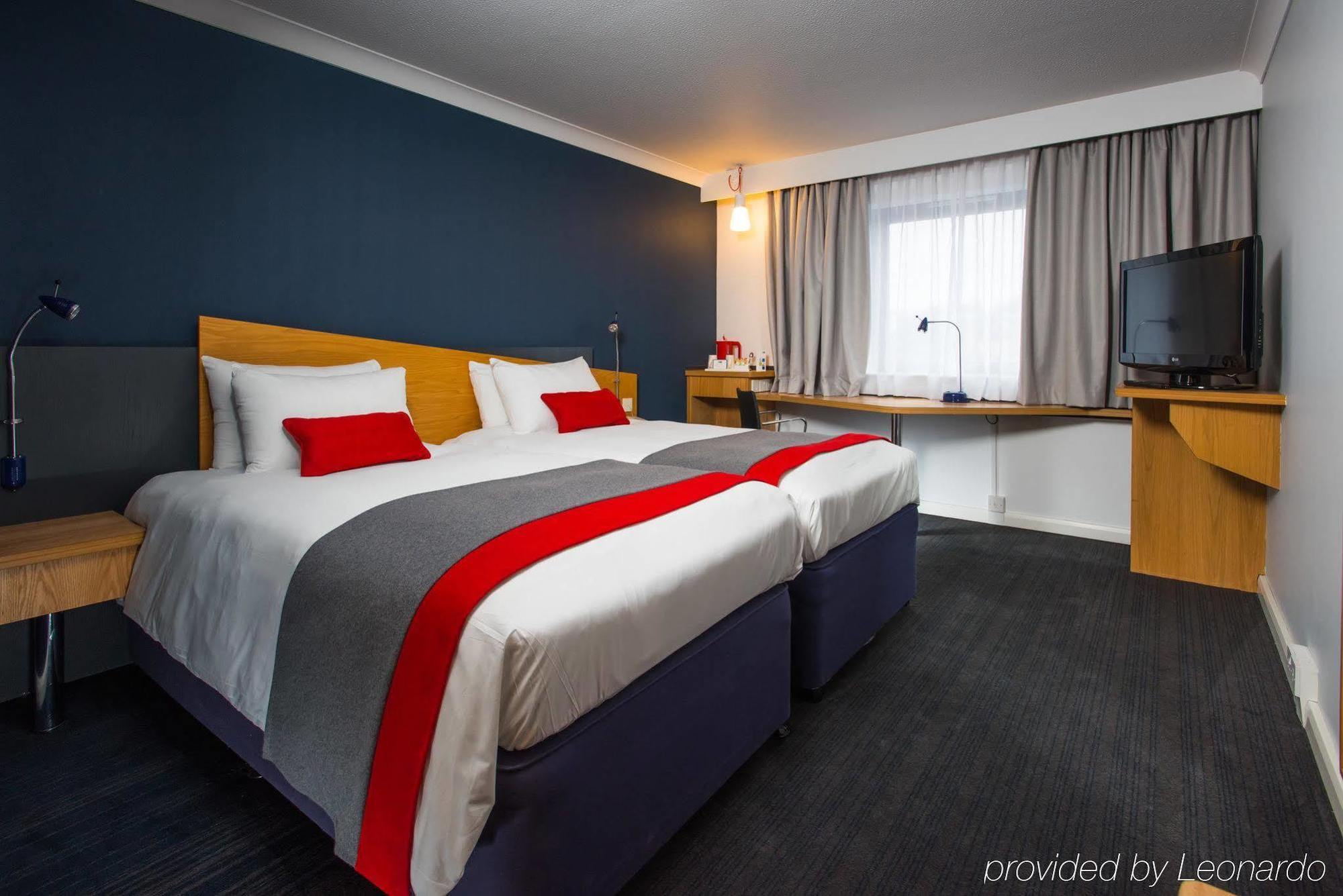 Holiday Inn Express Birmingham Oldbury By Ihg Bagian luar foto