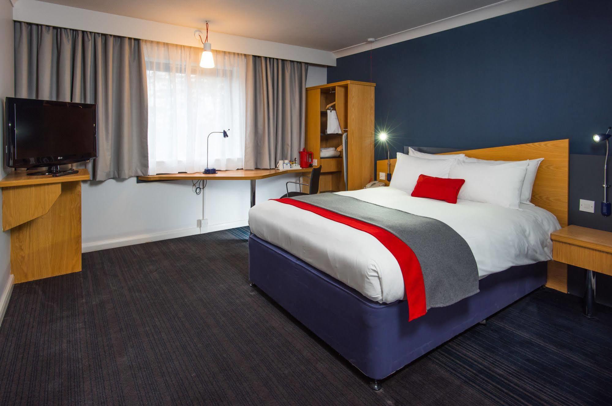 Holiday Inn Express Birmingham Oldbury By Ihg Bagian luar foto
